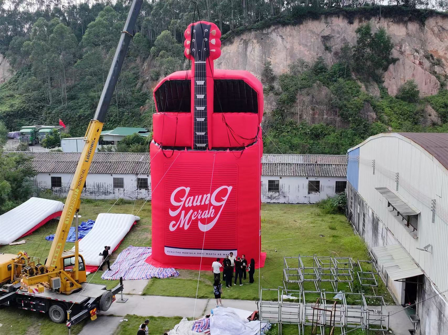 Music Event Props Adorn Giant Inflatable Guitar , Inflatable Guitar Prop Balloon