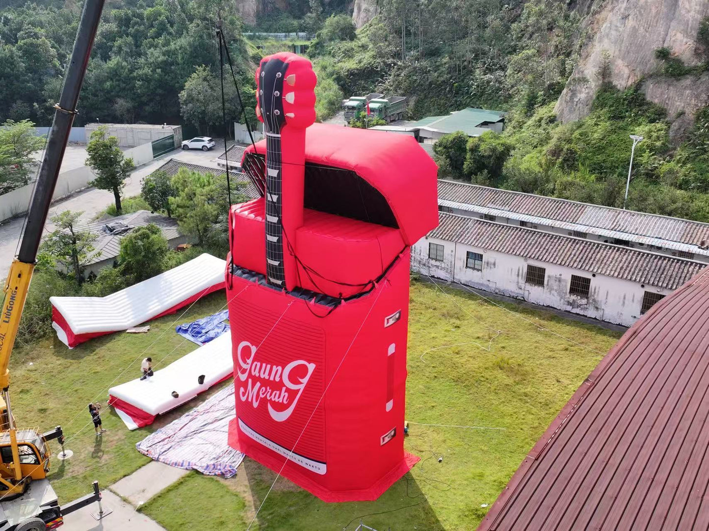 Music Event Props Adorn Giant Inflatable Guitar , Inflatable Guitar Prop Balloon